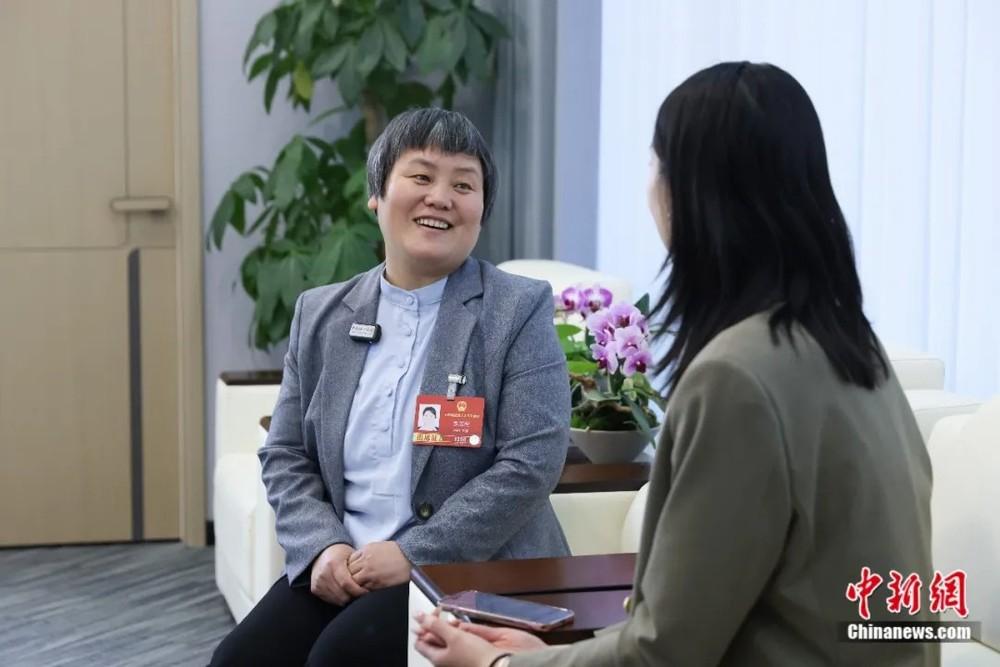 在两会，一位特别的代表给我念了一首诗