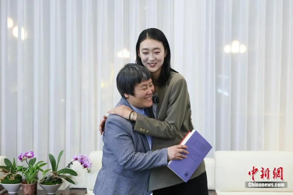 在两会，一位特别的代表给我念了一首诗